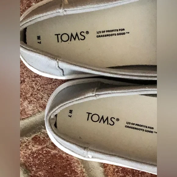 Tom’s light grey loafers - Picture 2 of 3